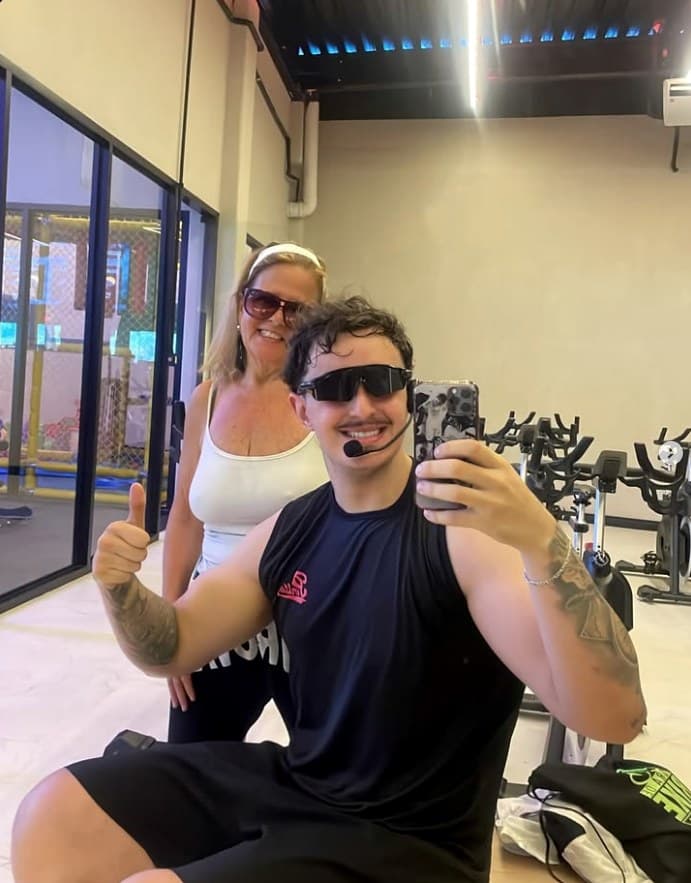 Geoffrey Genari com uma aluna durante o treino na academia